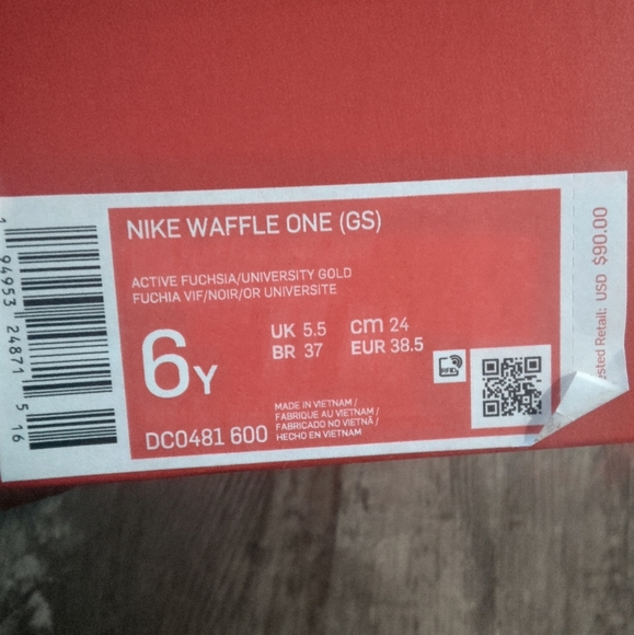 LIKE NEW NIKES - Picture 4 of 4